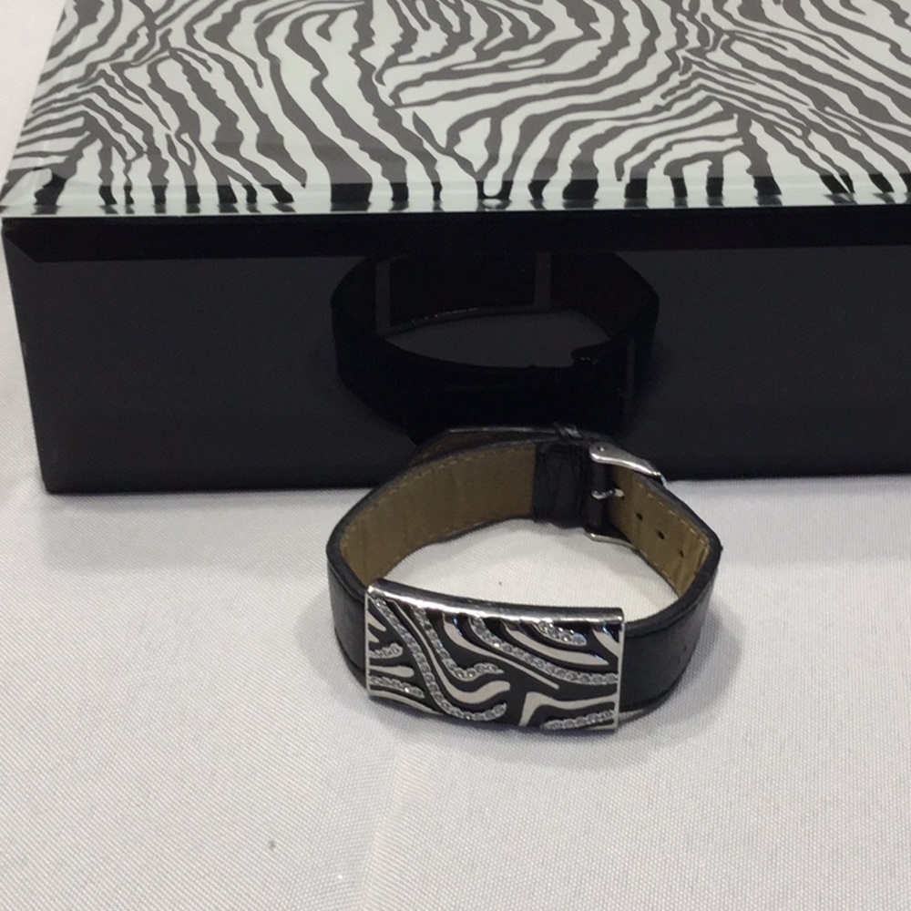 Fierce leather bracelet with black& silver stripes